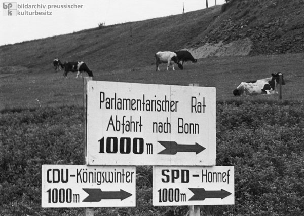 Autobahnabfahrt Bonn mit Hinweisschild auf den Parlamentarischen Rat (1948)